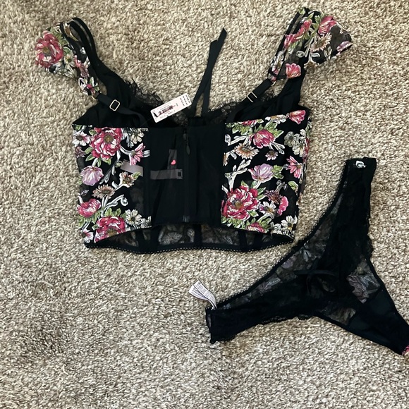 VS Dream Angels Flowered Corset and Panties - Picture 5 of 8